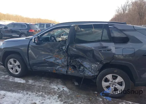 2019 Toyota Rav4 Xle z USA, uszkodzony, nr VIN 2T3P1RFV4KW072997